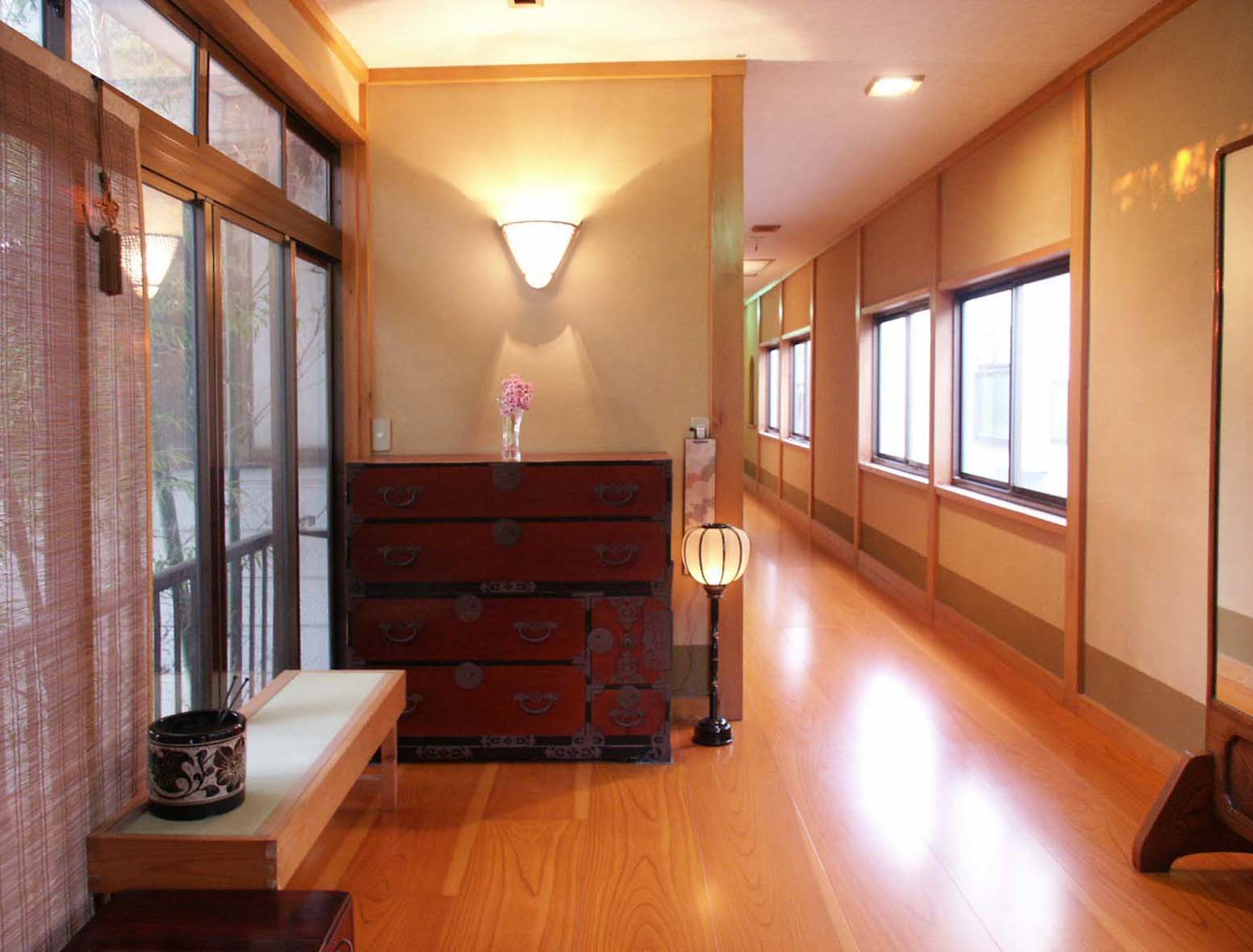 館内の回廊と調度品