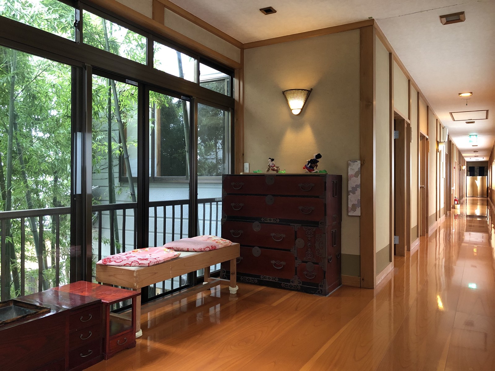 回廊と竹の景色